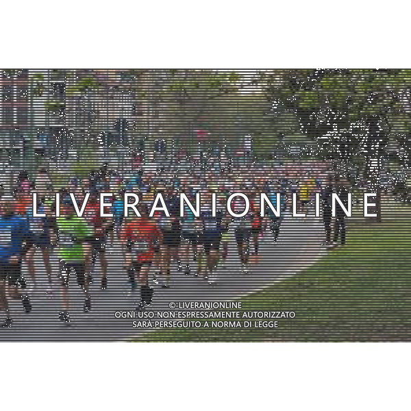 Savino Paolella/LMedia - Milano Marathon 2022 - Marathon April 03 2022 - Milano Milano, Italy Milano Marathon 2022 Photo showing: Milano Marathon 2022, the crowd runners @Savino Paolella/LiveMedia AG ALDO LIVERANI SAS
