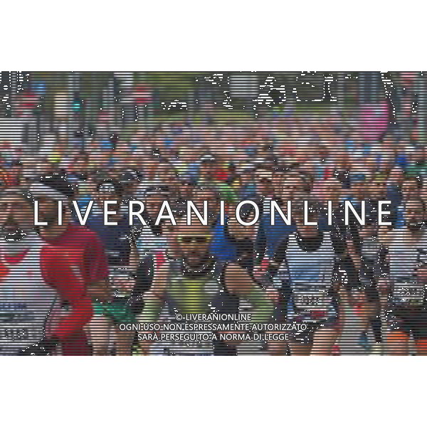 Savino Paolella/LMedia - Milano Marathon 2022 - Marathon April 03 2022 - Milano Milano, Italy Milano Marathon 2022 Photo showing: Milano Marathon 2022, the crowd runners @Savino Paolella/LiveMedia AG ALDO LIVERANI SAS