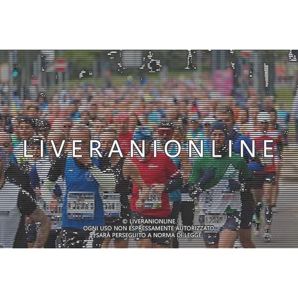 Savino Paolella/LMedia - Milano Marathon 2022 - Marathon April 03 2022 - Milano Milano, Italy Milano Marathon 2022 Photo showing: Milano Marathon 2022, the crowd runners @Savino Paolella/LiveMedia AG ALDO LIVERANI SAS