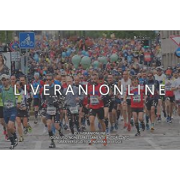 Savino Paolella/LMedia - Milano Marathon 2022 - Marathon April 03 2022 - Milano Milano, Italy Milano Marathon 2022 Photo showing: Milano Marathon 2022, the crowd runners @Savino Paolella/LiveMedia AG ALDO LIVERANI SAS