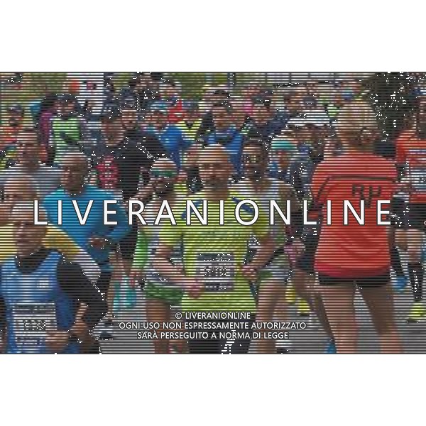 Savino Paolella/LMedia - Milano Marathon 2022 - Marathon April 03 2022 - Milano Milano, Italy Milano Marathon 2022 Photo showing: Milano Marathon 2022, the crowd runners @Savino Paolella/LiveMedia AG ALDO LIVERANI SAS