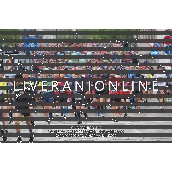 Savino Paolella/LMedia - Milano Marathon 2022 - Marathon April 03 2022 - Milano Milano, Italy Milano Marathon 2022 Photo showing: Milano Marathon 2022, the crowd runners @Savino Paolella/LiveMedia AG ALDO LIVERANI SAS