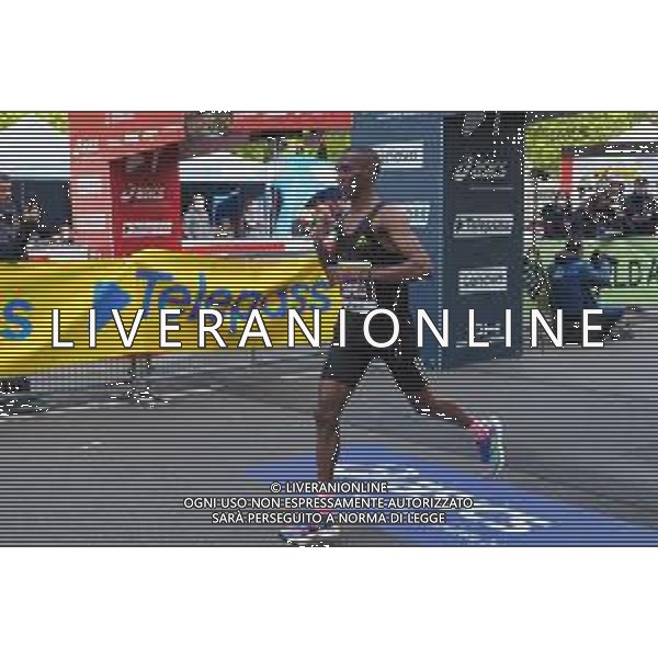 Savino Paolella/LMedia - Milano Marathon 2022 - Marathon April 03 2022 - Milano Milano, Italy Milano Marathon 2022 Photo showing: Simbu, third arrived at the Milano Marathon 2022 @Savino Paolella/LiveMedia AG ALDO LIVERANI SAS