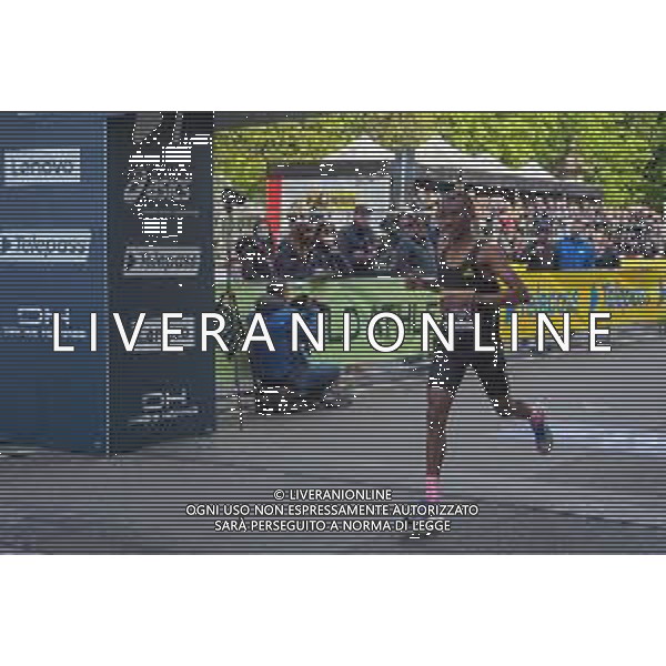 Savino Paolella/LMedia - Milano Marathon 2022 - Marathon April 03 2022 - Milano Milano, Italy Milano Marathon 2022 Photo showing: Simbu, third arrived at the Milano Marathon 2022 @Savino Paolella/LiveMedia AG ALDO LIVERANI SAS