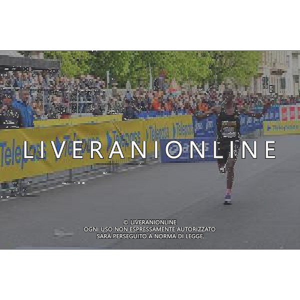 Savino Paolella/LMedia - Milano Marathon 2022 - Marathon April 03 2022 - Milano Milano, Italy Milano Marathon 2022 Photo showing: Simbu, third arrived at the Milano Marathon 2022 @Savino Paolella/LiveMedia AG ALDO LIVERANI SAS