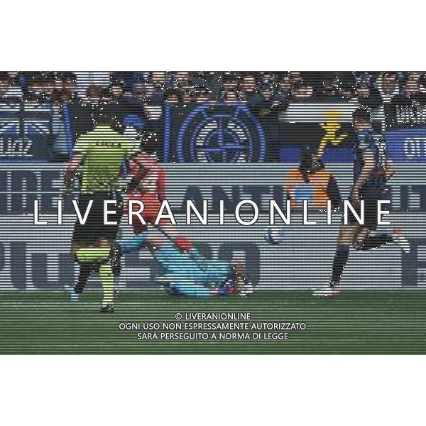 il contatto tra Dries Mertens (Napoli) e Juan Musso (Atalanta) che ha portato al rigore assegnato dall\'arbitro Marco Di Bello di Brindisi tramite il VAR Atalanta vs Napoli Campionato Serie A TIM - 31a giornata Bergamo 03-04-2022 Gewiss Stadium - Stadio Atleti Azzurri d\'Italia foto Roberto Garavaglia/ag. Aldo Liverani sas