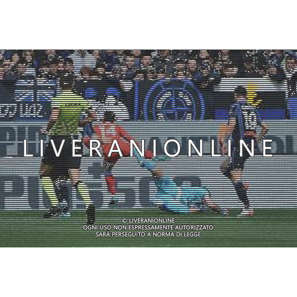 il contatto tra Dries Mertens (Napoli) e Juan Musso (Atalanta) che ha portato al rigore assegnato dall\'arbitro Marco Di Bello di Brindisi tramite il VAR Atalanta vs Napoli Campionato Serie A TIM - 31a giornata Bergamo 03-04-2022 Gewiss Stadium - Stadio Atleti Azzurri d\'Italia foto Roberto Garavaglia/ag. Aldo Liverani sas