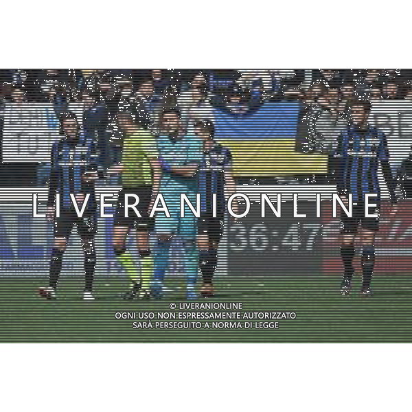 proteste Atalanta con l\'arbitro Marco Di Bello di Brindisi dopo il gol del 2 a 0 Napoli Atalanta vs Napoli Campionato Serie A TIM - 31a giornata Bergamo 03-04-2022 Gewiss Stadium - Stadio Atleti Azzurri d\'Italia foto Roberto Garavaglia/ag. Aldo Liverani sas