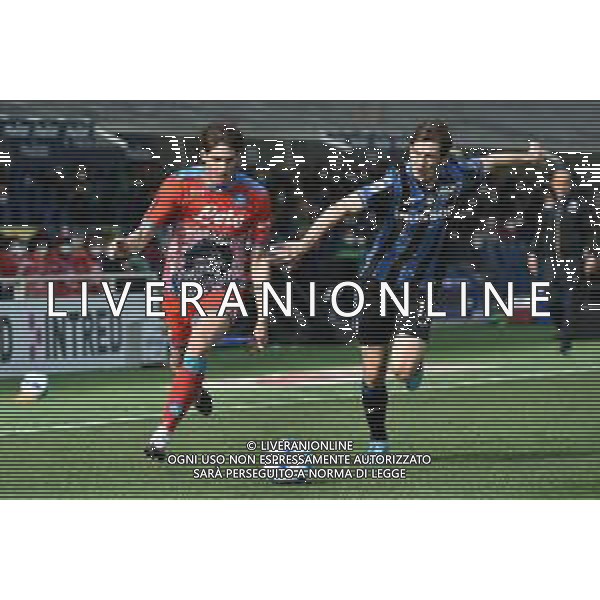 Alessandro Zanoli (Napoli) SX e Marten de Roon (Atalanta) DX Atalanta vs Napoli Campionato Serie A TIM - 31a giornata Bergamo 03-04-2022 Gewiss Stadium - Stadio Atleti Azzurri d\'Italia foto Roberto Garavaglia/ag. Aldo Liverani sas
