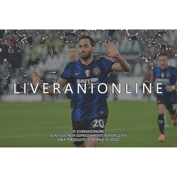 Torino 03.04.2022 Stadio Allianz Stadium ©Alessandro Falzone/Agenzia Aldo Liverani Juventus vs Inter Serie A Tim 2021/2022 Nella foto : Esultanza gol di Hakan Calhanoglu