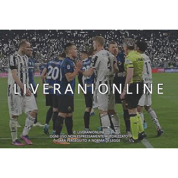Torino 03.04.2022 Stadio Allianz Stadium ©Alessandro Falzone/Agenzia Aldo Liverani Juventus vs Inter Serie A Tim 2021/2022 Nella foto : Massimiliano Irrati circondato dai calciatori dell’Inter