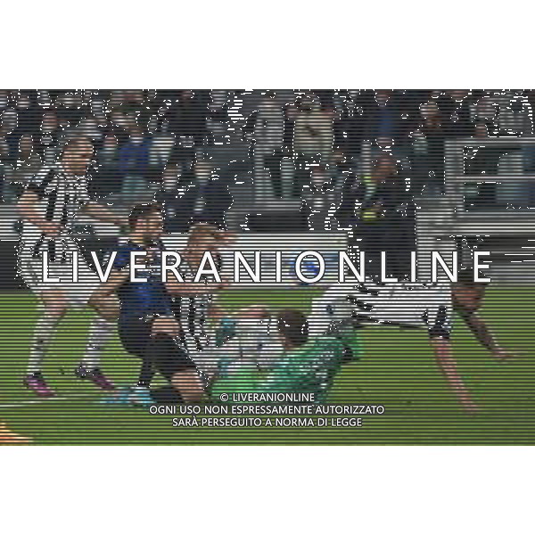 Torino 03.04.2022 Stadio Allianz Stadium ©Alessandro Falzone/Agenzia Aldo Liverani Juventus vs Inter Serie A Tim 2021/2022 Nella foto : Hakan Calhanoglu-Wojciech Szczesny-Giorgio Chiellini-Danilo-Matthijs De Ligt