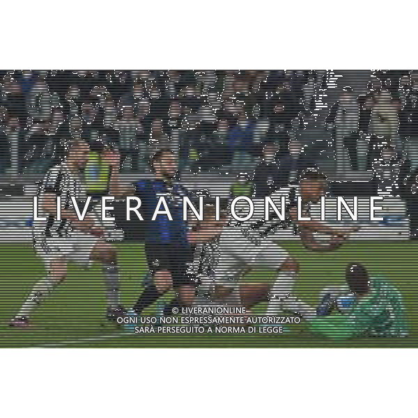 Torino 03.04.2022 Stadio Allianz Stadium ©Alessandro Falzone/Agenzia Aldo Liverani Juventus vs Inter Serie A Tim 2021/2022 Nella foto : Hakan Calhanoglu-Wojciech Szczesny-Giorgio Chiellini-Danilo-Matthijs De Ligt