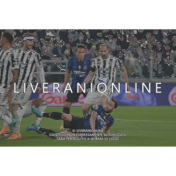 Torino 03.04.2022 Stadio Allianz Stadium ©Alessandro Falzone/Agenzia Aldo Liverani Juventus vs Inter Serie A Tim 2021/2022 Nella foto : Giorgio Chiellini-Hakan Calhanoglu