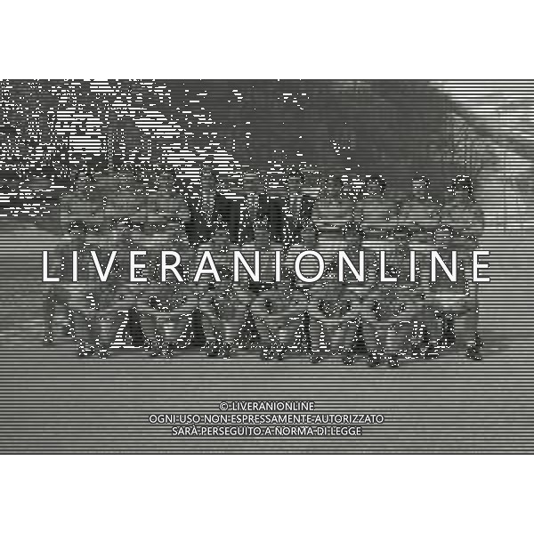 1986 ROCCARASO RADUNO NAZIONALE ITALIANA DI CALCIO NELLA FOTO LA FORMAZIONE DELLA NAZIONALE ITALIANA DA SIN IN PIEDI ANTONIO DI GENNARO-ALDO SERENA-ROBERTO TRICELLA-CESARE MALDINI-ENZO BEARZOT-DINO ZOFF-MARCO TARDELLI-ALESSANDRO ALTOBELLI-ANTONIO CABRINI-FERNANDO DENAPOLI FILA CENTRALE DA SIN GIUSEPPE BARESI-SEBASTIANO NELA-GIUSEPPE BERGOMI-GIOVANNI GALLI-FRANCO TANCREDI-WALTER ZENGA-FULVIO COLLOVATI-GAETANO SCIREA-PIETRO VIERCHOWOD SED DA SIN CARLO ANCELOTTI-GIANLUCA VIALLI-GIUSEPPE GALDERISI-BRUNO CONTI-PAOLO ROSSI-SALVATORE BAGNI AG ALDO LIVERANI SAS