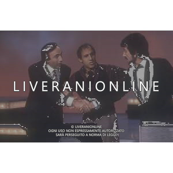 RETROSPETTIVA ADRIANO CELENTANO ATTORE CANTANTE NELLA FOTO ADRIANO CELENTANO CON PIPPO BAUDO E GIGI PROIETTI NELLA TRASMISSIONE TELEVISIVA “FANTASTICO“ AG ALDO LIVERANI SAS