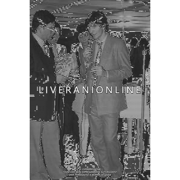 PAOLO ROSSI CALCIATORE - RETROSPETTIVA NELLA FOTO A REGGIO EMILIA NEL 1979 RICEVE IL PREMIO \'LO SPORTIVO DELL\'ANNO 1978\' - CON JERRY CALA\' E IL GIORNALISTA SPORTIVO GIORGIO MARTINO CON LA RIVISTA MENSILE \'GUERIN SPORTIVO\' ©ARCHIVIO AGENZIA ALDO LIVERANI SAS