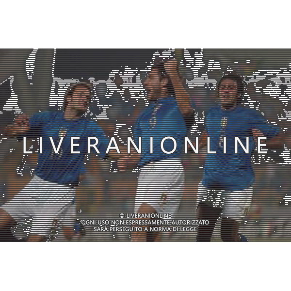 LECCE 12/10/2005 ITALIA MOLDOVA NELLA FOTO ESULTANZA DELL\' ITALIA DOPO IL GOL DI VIERI FOTO AG ALDO LIVERANI
