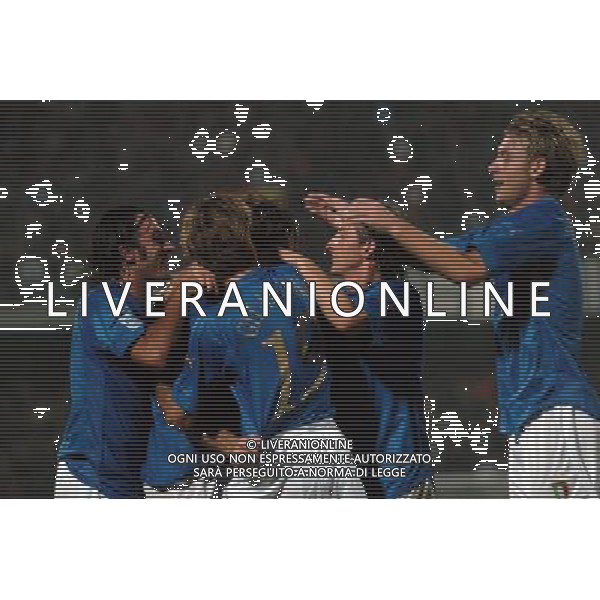 LECCE 12/10/2005 ITALIA MOLDOVA NELLA FOTO ESULTANZA DELL\' ITALIA DOPO IL GOL DI VIERI FOTO AG ALDO LIVERANI