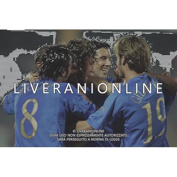 LECCE 12/10/2005 ITALIA MOLDOVA NELLA FOTO ESULTANZA DELL\' ITALIA DOPO IL GOL DI VIERI FOTO AG ALDO LIVERANI