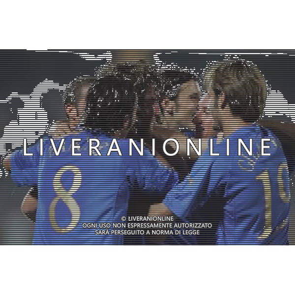 LECCE 12/10/2005 ITALIA MOLDOVA NELLA FOTO ESULTANZA DELL\' ITALIA DOPO IL GOL DI VIERI FOTO AG ALDO LIVERANI