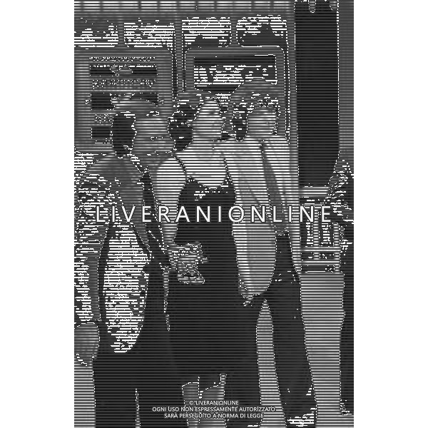 RETROSPETTIVA TRASMISSIONE TELEVISIVA “SCOMMETTIAMO“ DELL\'ANNO 1977 CONDOTTO DA MIKE BONGIORNO  NELLA FOTO MIKE BONGIORNO CON LA CONCORRENTE FIORELLA BROCCHETTA E IL CONCORRENTE MARIO MANASSE ©Archivio Giovanni Liverani/AG. ALDO LIVERANI SAS 