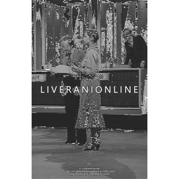RETROSPETTIVA TRASMISSIONE TELEVISIVA “SCOMMETTIAMO“ DELL\'ANNO 1977 CONDOTTO DA MIKE BONGIORNO  NELLA FOTO MIKE BONGIORNO CON LA VALLETTA PAOLA MANFRIN ©Archivio Giovanni Liverani/AG. ALDO LIVERANI SAS 