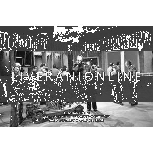 RETROSPETTIVA TRASMISSIONE TELEVISIVA “SCOMMETTIAMO“ DELL\'ANNO 1977 CONDOTTO DA MIKE BONGIORNO NELLA FOTO UNA PAUSA DURANTE LA REGISTRAZIONE ©Archivio Giovanni Liverani/AG. ALDO LIVERANI SAS 