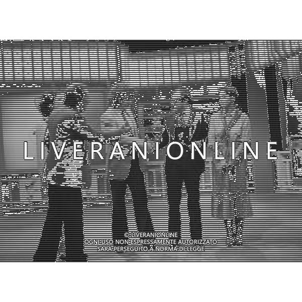 RETROSPETTIVA TRASMISSIONE TELEVISIVA “SCOMMETTIAMO“ DELL\'ANNO 1977 CONDOTTO DA MIKE BONGIORNO  NELLA FOTO MIKE BONGIORNO CON I CONCORRENTI FIORELLA BROCCHETTA, MARIO MANASSE E CESARE LONARDO E LA VALLETTA PAOLA MANFRIN ©Archivio Giovanni Liverani/AG. ALDO LIVERANI SAS 