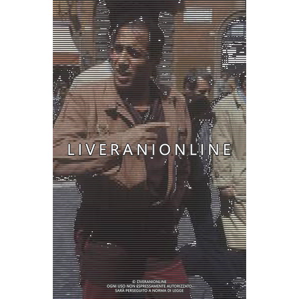 RETROSPETTIVA ADRIANO CELENTANO ATTORE CANTANTE  NELLA FOTO ADRIANO CELENTANO NELL\'ANNO 1985 SUL SET DEL FILM“ JOAN LUI“ A ROMA AG ALDO LIVERANI SAS 