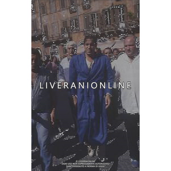 RETROSPETTIVA ADRIANO CELENTANO ATTORE CANTANTE  NELLA FOTO ADRIANO CELENTANO NELL\'ANNO 1985 SUL SET DEL FILM“ JOAN LUI“ A ROMA AG ALDO LIVERANI SAS 