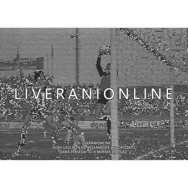 07-02-1982 CREMONA CAMPIONATO DI CALCIO SERIE B CREMONESE VARESE 0-0 NELLA FOTO AZIONE DI GIOCO AG ALDO LIVERANI SAS