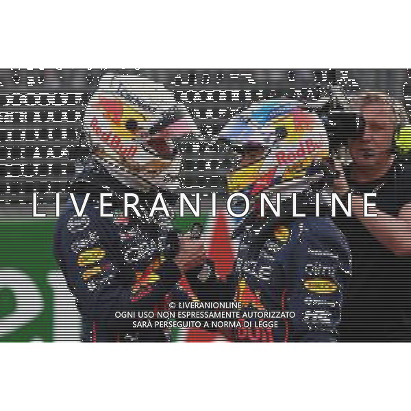 2nd for Max Verstappen (NLD) Red Bull Racing RB18 and 3rd for Sergio Perez (MEX) Red Bull Racing. 09.04.2022. Formula 1 World Championship, Rd 3, Australian Grand Prix, Albert Park, Melbourne, Australia, Qualifying Day. - www.xpbimages.com, EMail: requests@xpbimages.com ¬© Copyright: Batchelor / XPB Images/AGENZIA ALDO LIVERANI SAS - ITALY ONLY EDITORIAL USE ONLY