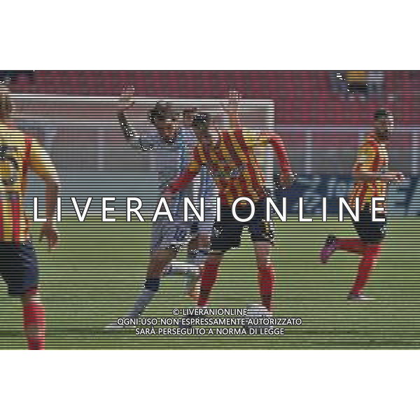 Emmanuele Mastrodonato/LMedia - US Lecce vs SPAL - Italian soccer Serie B match 2021/2022 April 09 2022 - Stadio Via del Mare Lecce, Italy US Lecce vs SPAL Photo showing: Thorir Johann Helgason (US Lecce) and Luca Mora (Spal) @Emmanuele Mastrodonato/LiveMedia /AGENZIA ALDO LIVERANI SAS