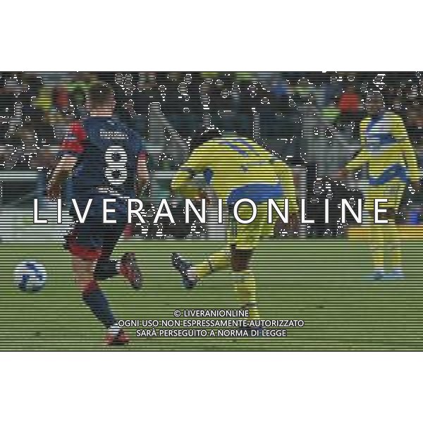 9-4-2022. Cagliari Calcio - Juventus F:C. 32° giornata Serie A 2021/2022. Italia, Sardegna, Cagliari, stadio Unipol Domus. Salvatore Moi/Aldo Liverani s.a.s.. Nella foto: Razvan Marin Cagliari, Juan Cuadrado Juventus ©MOI/AGENZIA ALDO LIVERANI SAS