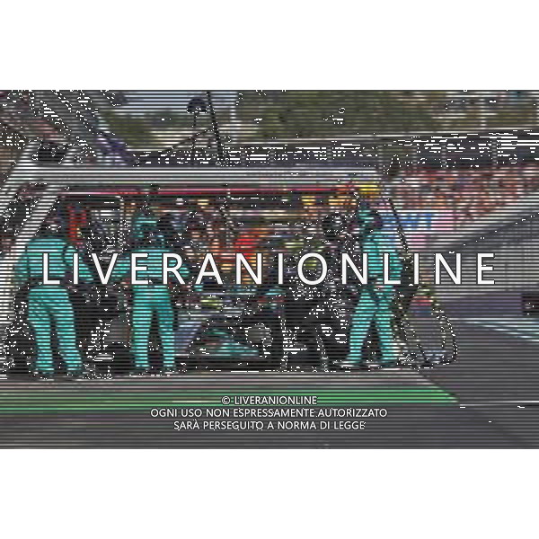 Lewis Hamilton (GBR) Mercedes AMG F1 W13 makes a pit stop. 10.04.2022. Formula 1 World Championship, Rd 3, Australian Grand Prix, Albert Park, Melbourne, Australia, Race Day. - www.xpbimages.com, EMail: requests@xpbimages.com © Copyright: Bearne / XPB Images/AGENZIA ALDO LIVERANI SAS - ITALY ONLY EDITORIAL USE ONLY
