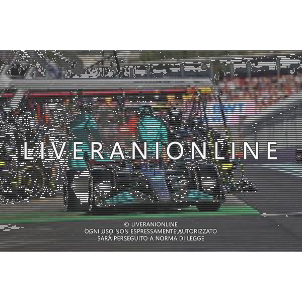 George Russell (GBR) Mercedes AMG F1 W13 makes a pit stop. 10.04.2022. Formula 1 World Championship, Rd 3, Australian Grand Prix, Albert Park, Melbourne, Australia, Race Day. - www.xpbimages.com, EMail: requests@xpbimages.com © Copyright: Bearne / XPB Images/AGENZIA ALDO LIVERANI SAS - ITALY ONLY EDITORIAL USE ONLY