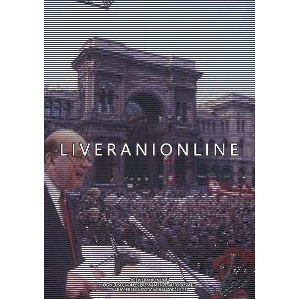 RETROSPETTIVA BETTINO CRAXI POLITICO NELLA FOTO BETTINO CRAXI AMILANO IN PIAZZA DUOMO NELL\'ANNO 1992 AG ALDO LIVERANI SAS