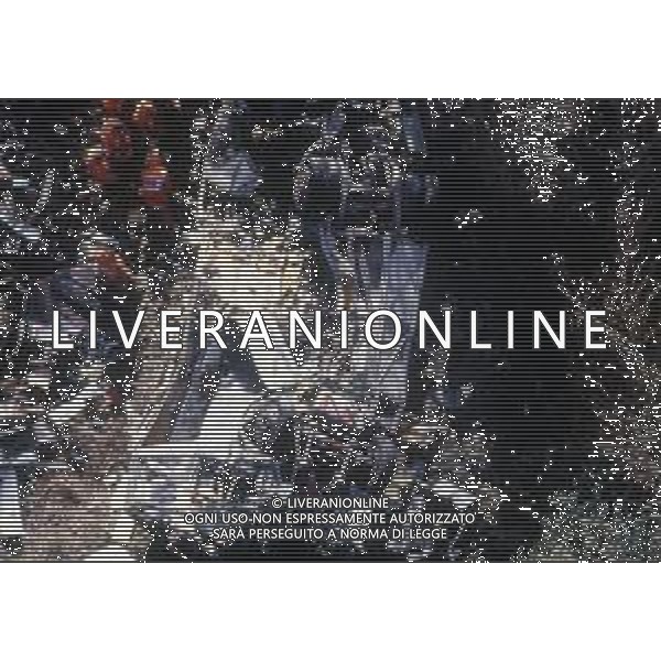 18-12-1983 NERVI-AUTOSTRADA LA SPEZIA-GENOVA UN PULMANN DI MILITARI DELLA MARINA ITALIANA CADE DAL VIADOTTO CASTAGNA I MARINAI ANDAVANO AD ASSISTERE ALLA PARTITA JUVENTUS-INTER 35 MORTI E 3 SOPRAVISSUTI NELLA FOTO IL PULMANN E I SOCCORSI TRA LE LAMIERE DEL MEZZO AG ALDO LIVERANI SAS