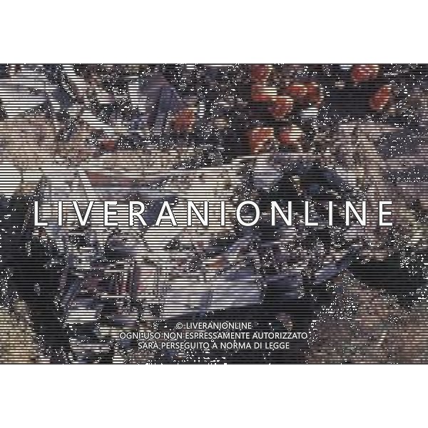 18-12-1983 NERVI-AUTOSTRADA LA SPEZIA-GENOVA UN PULMANN DI MILITARI DELLA MARINA ITALIANA CADE DAL VIADOTTO CASTAGNA I MARINAI ANDAVANO AD ASSISTERE ALLA PARTITA JUVENTUS-INTER 35 MORTI E 3 SOPRAVISSUTI NELLA FOTO IL PULMANN E I SOCCORSI TRA LE LAMIERE DEL MEZZO AG ALDO LIVERANI SAS