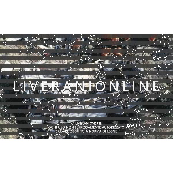 18-12-1983 NERVI-AUTOSTRADA LA SPEZIA-GENOVA UN PULMANN DI MILITARI DELLA MARINA ITALIANA CADE DAL VIADOTTO CASTAGNA I MARINAI ANDAVANO AD ASSISTERE ALLA PARTITA JUVENTUS-INTER 35 MORTI E 3 SOPRAVISSUTI NELLA FOTO IL PULMANN E I SOCCORSI TRA LE LAMIERE DEL MEZZO AG ALDO LIVERANI SAS