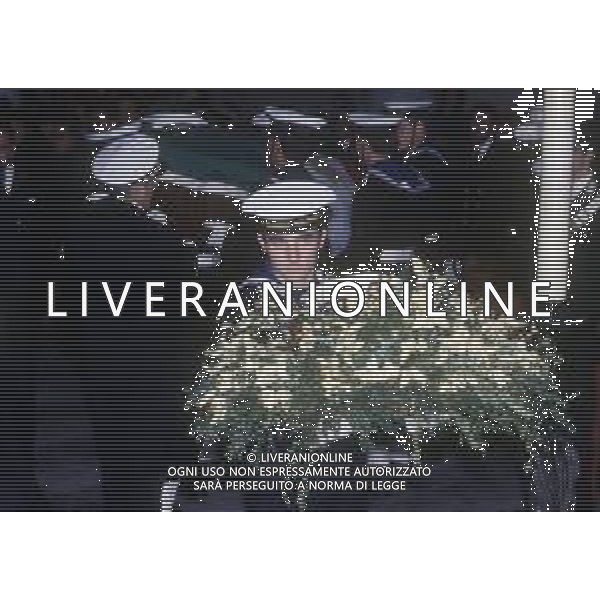 DICEMBRE 1983 NERVI-AUTOSTRADA LA SPEZIA-GENOVA UN PULMANN DI MILITARI DELLA MARINA ITALIANA CADE DAL VIADOTTO CASTAGNA I MARINAI ANDAVANO AD ASSISTERE ALLA PARTITA JUVENTUS-INTER 35 MORTI E 3 SOPRAVISSUTI NELLA FOTO I FUNERALI DEI 35 MARINAI MORTI NELLO SCHIANTO SUL VIADOTTO CASTAGNA AG ALDO LIVERANI SAS