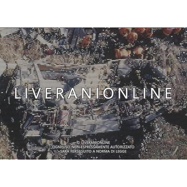 18-12-1983 NERVI-AUTOSTRADA LA SPEZIA-GENOVA UN PULMANN DI MILITARI DELLA MARINA ITALIANA CADE DAL VIADOTTO CASTAGNA I MARINAI ANDAVANO AD ASSISTERE ALLA PARTITA JUVENTUS-INTER 35 MORTI E 3 SOPRAVISSUTI NELLA FOTO IL PULMANN E I SOCCORSI TRA LE LAMIERE DEL MEZZO AG ALDO LIVERANI SAS