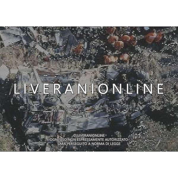 18-12-1983 NERVI-AUTOSTRADA LA SPEZIA-GENOVA UN PULMANN DI MILITARI DELLA MARINA ITALIANA CADE DAL VIADOTTO CASTAGNA I MARINAI ANDAVANO AD ASSISTERE ALLA PARTITA JUVENTUS-INTER 35 MORTI E 3 SOPRAVISSUTI NELLA FOTO IL PULMANN E I SOCCORSI TRA LE LAMIERE DEL MEZZO AG ALDO LIVERANI SAS