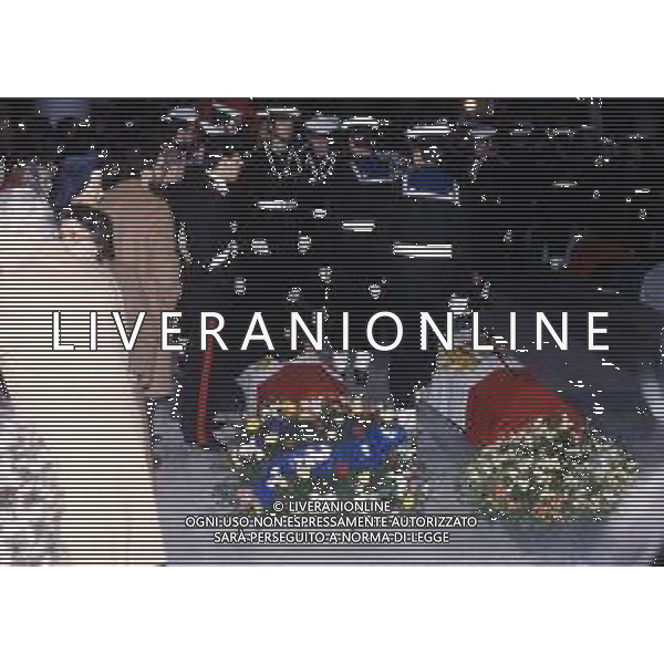 DICEMBRE 1983 NERVI-AUTOSTRADA LA SPEZIA-GENOVA UN PULMANN DI MILITARI DELLA MARINA ITALIANA CADE DAL VIADOTTO CASTAGNA I MARINAI ANDAVANO AD ASSISTERE ALLA PARTITA JUVENTUS-INTER 35 MORTI E 3 SOPRAVISSUTI NELLA FOTO I FUNERALI DEI 35 MARINAI MORTI NELLO SCHIANTO SUL VIADOTTO CASTAGNA AG ALDO LIVERANI SAS