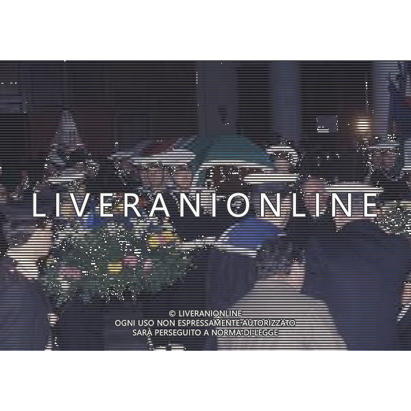 DICEMBRE 1983 NERVI-AUTOSTRADA LA SPEZIA-GENOVA UN PULMANN DI MILITARI DELLA MARINA ITALIANA CADE DAL VIADOTTO CASTAGNA I MARINAI ANDAVANO AD ASSISTERE ALLA PARTITA JUVENTUS-INTER 35 MORTI E 3 SOPRAVISSUTI NELLA FOTO I FUNERALI DEI 35 MARINAI MORTI NELLO SCHIANTO SUL VIADOTTO CASTAGNA AG ALDO LIVERANI SAS