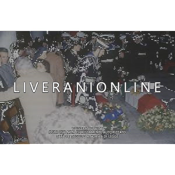 DICEMBRE 1983 NERVI-AUTOSTRADA LA SPEZIA-GENOVA UN PULMANN DI MILITARI DELLA MARINA ITALIANA CADE DAL VIADOTTO CASTAGNA I MARINAI ANDAVANO AD ASSISTERE ALLA PARTITA JUVENTUS-INTER 35 MORTI E 3 SOPRAVISSUTI NELLA FOTO I FUNERALI DEI 35 MARINAI MORTI NELLO SCHIANTO SUL VIADOTTO CASTAGNA AG ALDO LIVERANI SAS