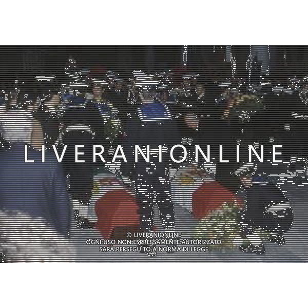 DICEMBRE 1983 NERVI-AUTOSTRADA LA SPEZIA-GENOVA UN PULMANN DI MILITARI DELLA MARINA ITALIANA CADE DAL VIADOTTO CASTAGNA I MARINAI ANDAVANO AD ASSISTERE ALLA PARTITA JUVENTUS-INTER 35 MORTI E 3 SOPRAVISSUTI NELLA FOTO I FUNERALI DEI 35 MARINAI MORTI NELLO SCHIANTO SUL VIADOTTO CASTAGNA AG ALDO LIVERANI SAS