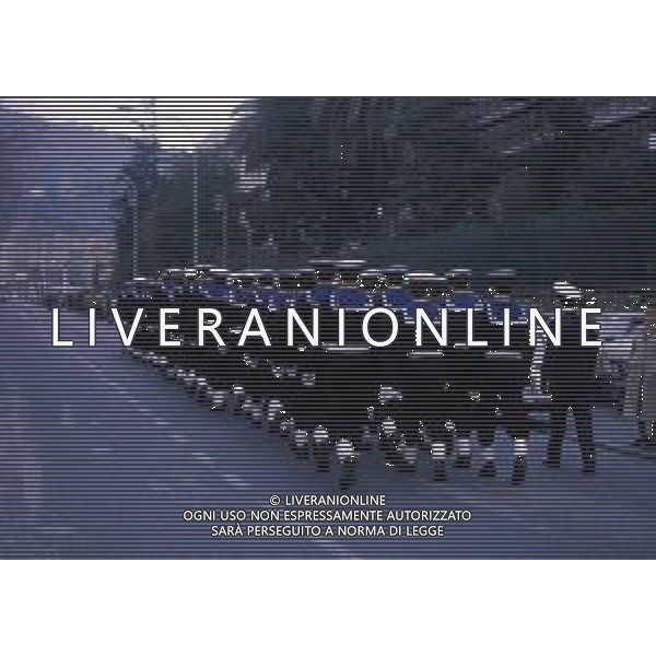 DICEMBRE 1983 NERVI-AUTOSTRADA LA SPEZIA-GENOVA UN PULMANN DI MILITARI DELLA MARINA ITALIANA CADE DAL VIADOTTO CASTAGNA I MARINAI ANDAVANO AD ASSISTERE ALLA PARTITA JUVENTUS-INTER 35 MORTI E 3 SOPRAVISSUTI NELLA FOTO I FUNERALI DEI 35 MARINAI MORTI NELLO SCHIANTO SUL VIADOTTO CASTAGNA AG ALDO LIVERANI SAS