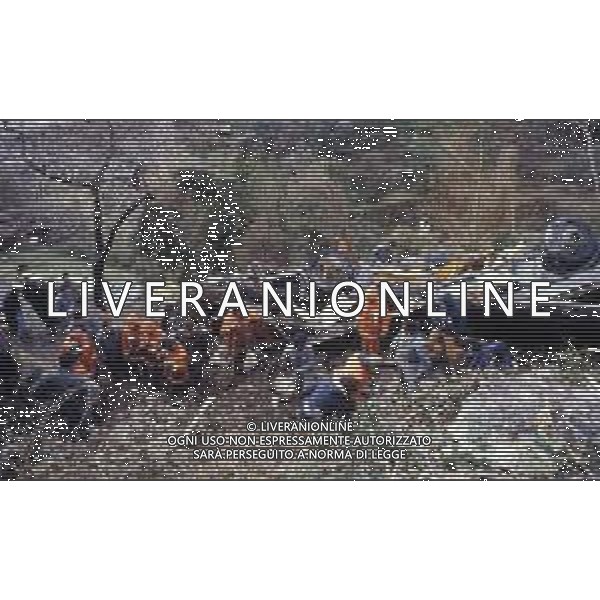 18-12-1983 NERVI-AUTOSTRADA LA SPEZIA-GENOVA UN PULMANN DI MILITARI DELLA MARINA ITALIANA CADE DAL VIADOTTO CASTAGNA I MARINAI ANDAVANO AD ASSISTERE ALLA PARTITA JUVENTUS-INTER 35 MORTI E 3 SOPRAVISSUTI NELLA FOTO IL PULMANN E I SOCCORSI TRA LE LAMIERE DEL MEZZO AG ALDO LIVERANI SAS
